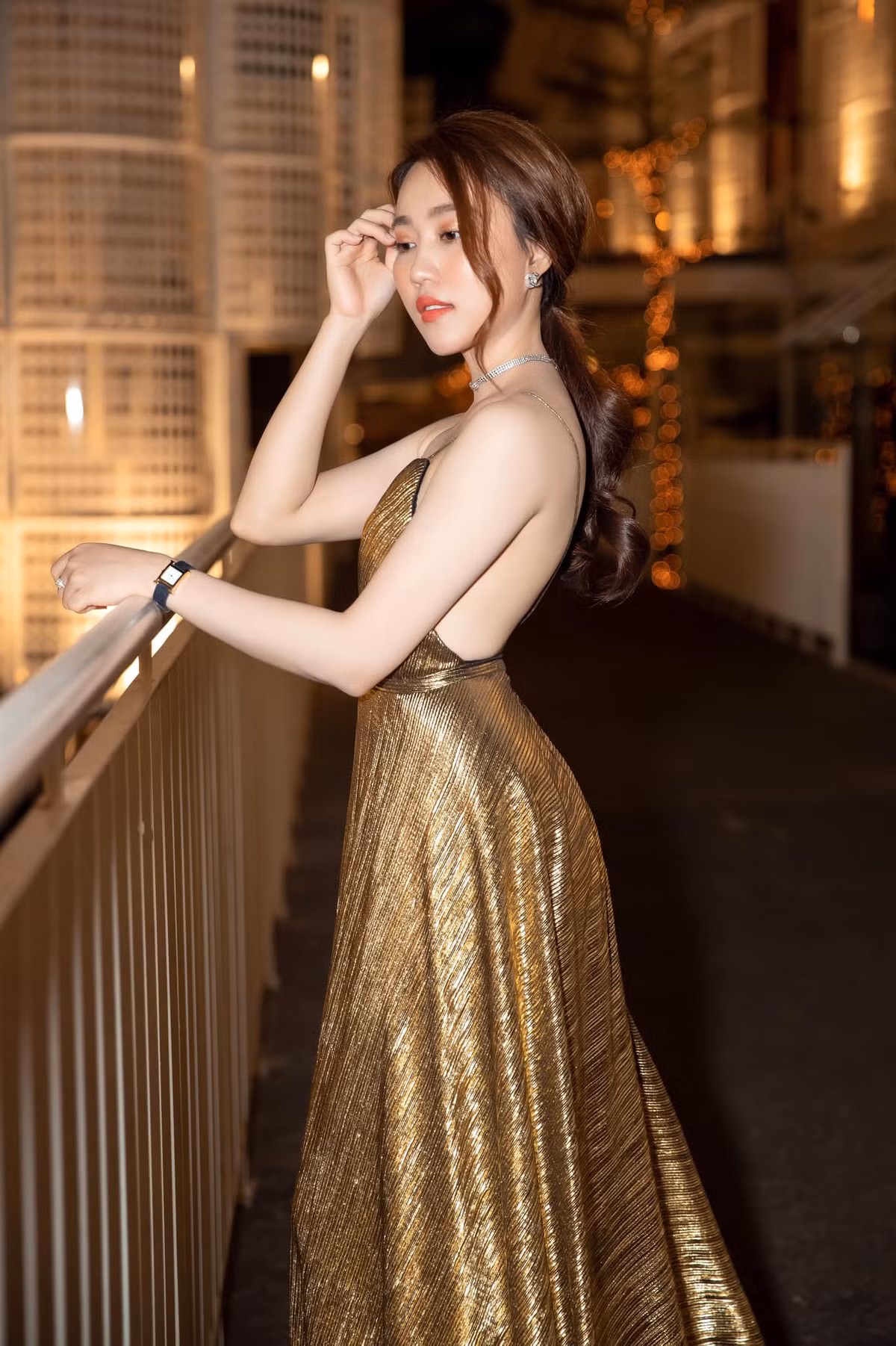 Hồng Loan sở hữu nhan sắc ngọt ngào, dịu dàng đúng chuẩn gái Việt. Với ngoại hình xuất sắc và tài năng diễn xuất tốt, cô nàng bước vào showbiz khá dễ dàng.