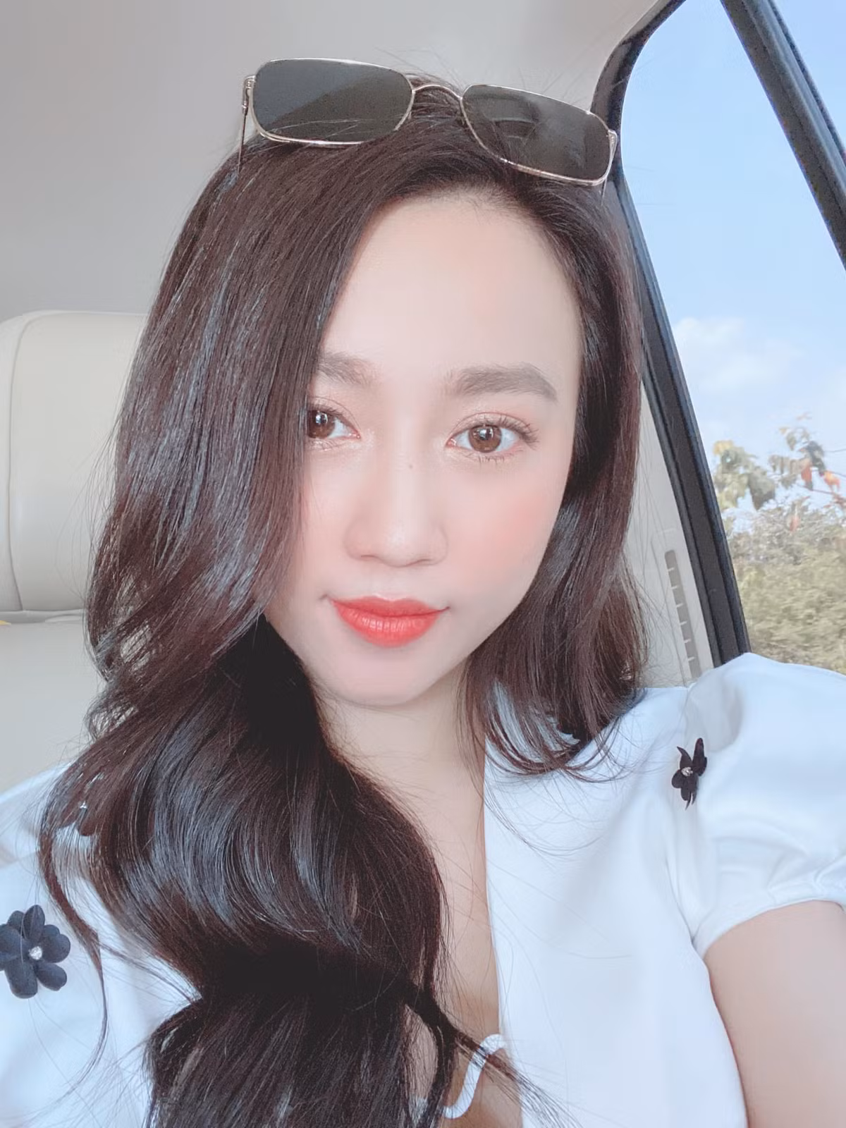 Không chỉ làm diễn viên, Hồng Loan còn đạt được một số danh hiệu tại các đấu trường nhan sắc như Á khôi Duyên dáng Áo dài Việt Nam năm 2015, Giải nhất cuộc thi Duyên dáng áo dài và hoa 2014, Giải thưởng Gương mặt đẹp của cuộc thi Ngôi sao thời trang năm 2013.