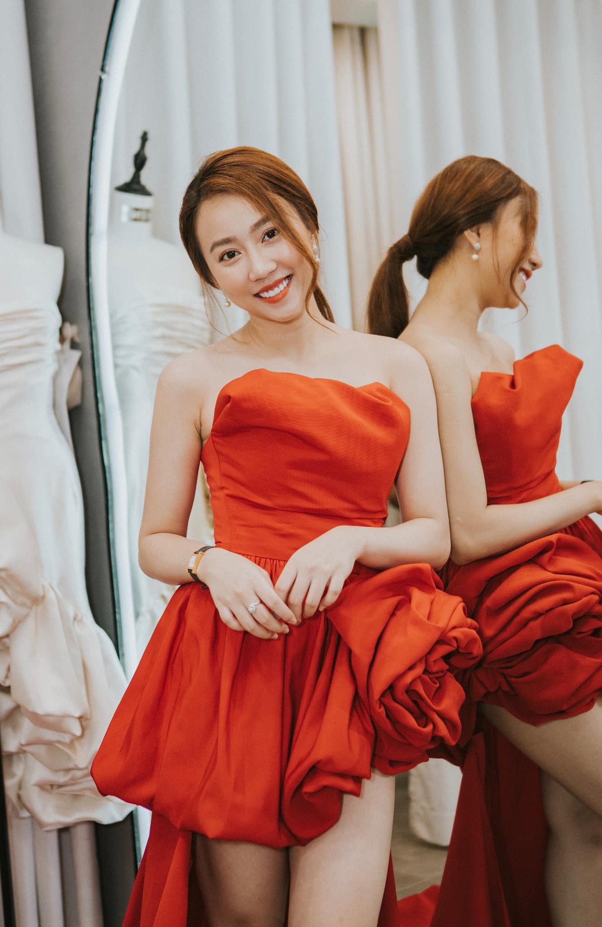 Nữ diễn viên từng gây ấn tượng trong nhiều bộ phim cô tham gia như: "Mạc gia ký", "Cung đường tội lỗi", "Tiệm ăn dì ghẻ", "Tình khúc bạch dương"....Tên tuổi của Hồng Loan cũng được nhiều người biết đến khi tham gia đóng MV "Âm thầm bên em" của Sơn tùng M-TP.