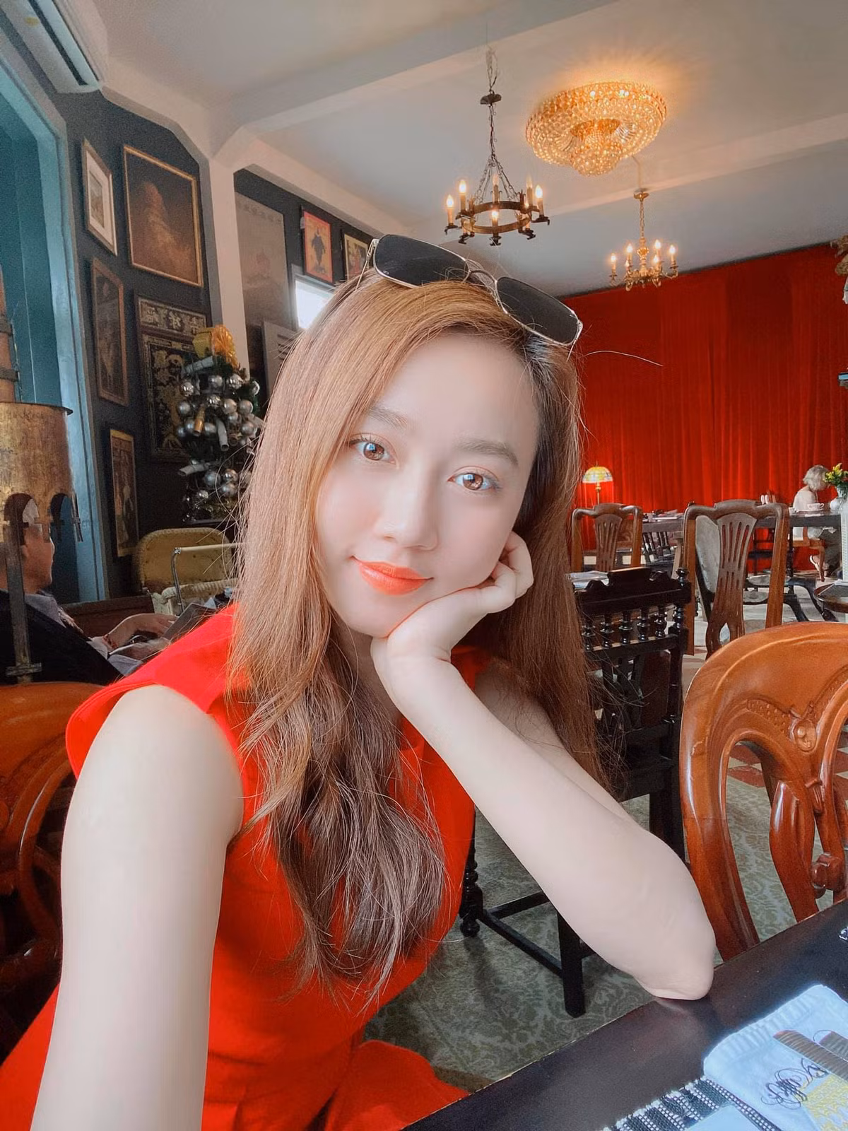 Huỳnh Hồng Loan, người mà cầu thủ Tiến Linh đang thả thính là diễn viên gốc Bình Dương nổi tiếng. Cô nàng tốt nghiệp Đại học Văn hóa Nghệ thuật TP.HCM và được cho là bản sao của Hoa hậu Đặng Thu Thảo.