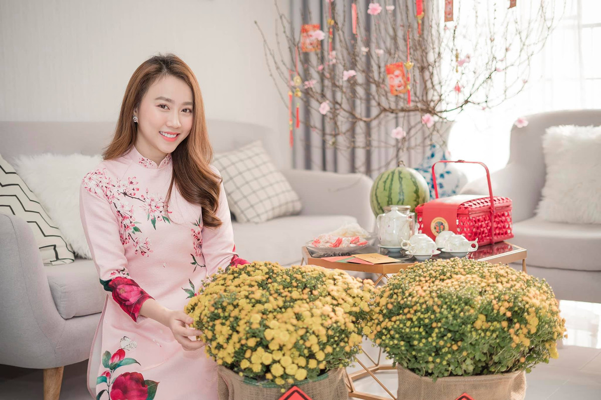 Chăm chỉ làm việc, Hồng Loan sớm tậu được nhà riêng tiền tỷ. Được biết nội thất trong nhà đều do cô lên ý tưởng và tìm mua. Trong tương lai, nữ diễn viên hy vọng sẽ tự mình sắm được một căn nhà lớn hơn.