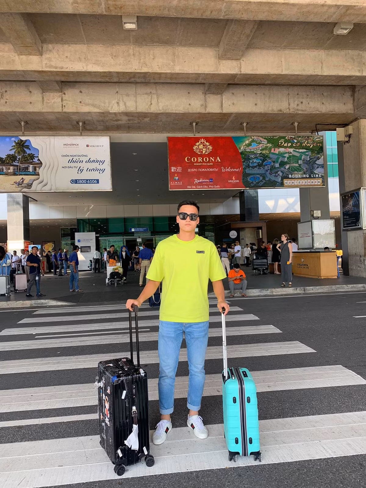 Hiện tại, trang Facebook cá nhân của Việt Anh sở hữu hơn 63 nghìn lượt theo dõi. Tuy nhiên, "nam thần sân cỏ" của U23 Việt Nam chưa bao giờ chia sẻ hình ảnh hay tương tác đặc biệt với bất kỳ cô gái nào trên mạng xã hội khiến người hâm mộ cho rằng anh chưa có bạn gái.