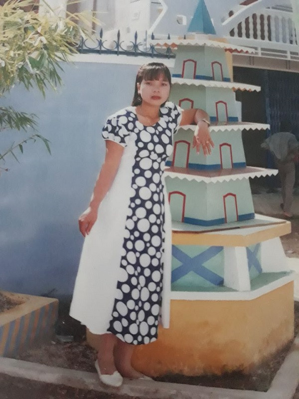 Bố mẹ cũng có những chiếc váy sành điệu và phong cách chụp hình cá tính. Trông chẳng kém gì người mẫu ảnh thời bấy giờ đâu.