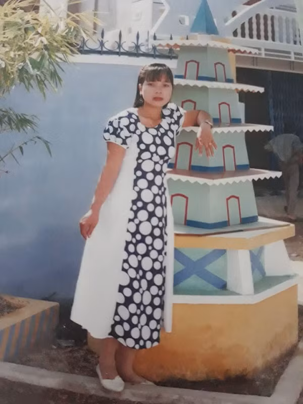 Bố mẹ cũng có những chiếc váy sành điệu và phong cách chụp hình cá tính. Trông chẳng kém gì người mẫu ảnh thời bấy giờ đâu.