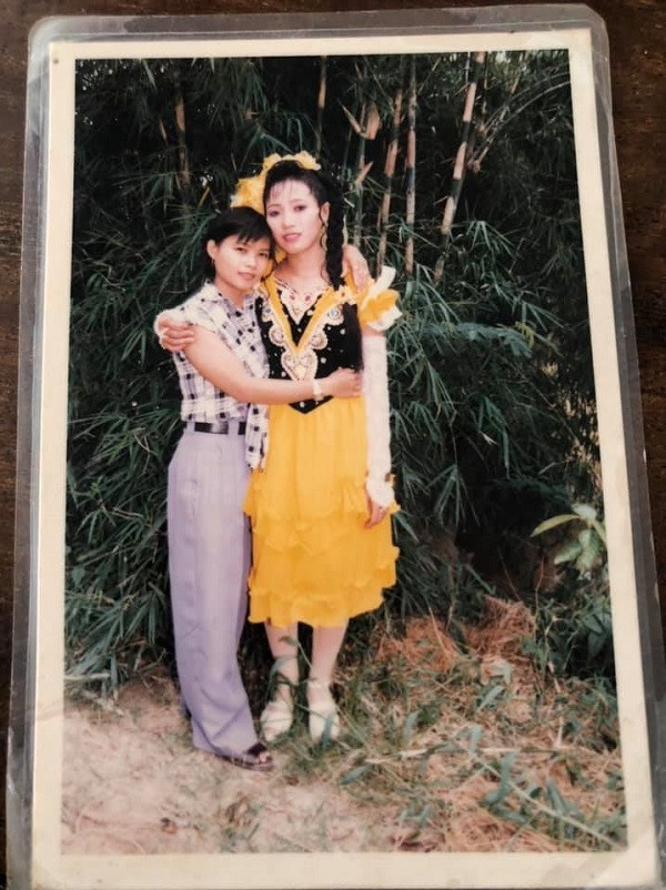 Bên cạnh đó, quần ống xuông sơ-vin với chiếc thắt lưng to bản cũng được các mẹ yêu thích. Chẳng phải ai cũng có thể sở hữu một chiếc quần như vậy, phải để dành đến dịp quan trọng mới mặc.