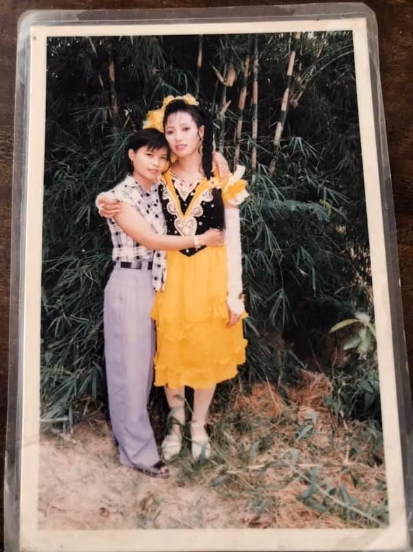 Bên cạnh đó, quần ống xuông sơ-vin với chiếc thắt lưng to bản cũng được các mẹ yêu thích. Chẳng phải ai cũng có thể sở hữu một chiếc quần như vậy, phải để dành đến dịp quan trọng mới mặc.