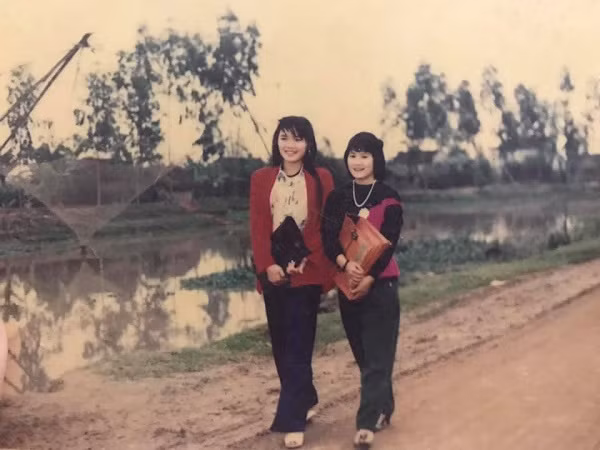 Dù ở bất kỳ thời đại nào thì phụ nữ cũng cực kỳ đỏm dáng, yêu cái đẹp và thích làm điệu.