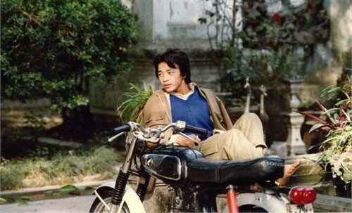 Mái tóc dài lãng tử cùng chiếc xe sành điệu cực hot thời bao cấp.