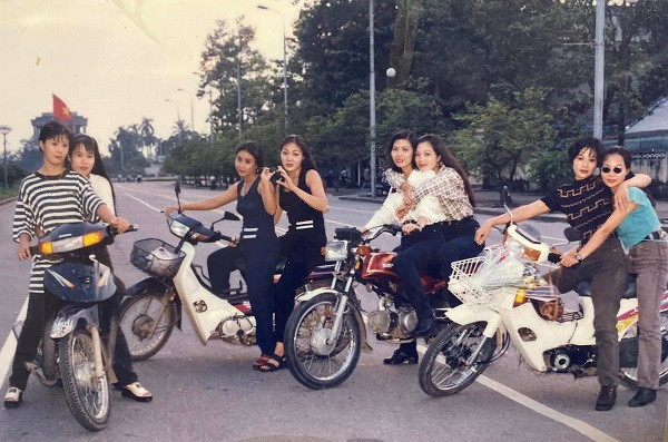 Trước khi tổ chức đám cưới, làm dâu hiền vợ đảm thì các mẹ cũng cực kỳ sành điệu với phong cách thời trang trendy. Gia đình nào giàu có thì còn có cả xe máy hiệu honda để vi vu trên phố.