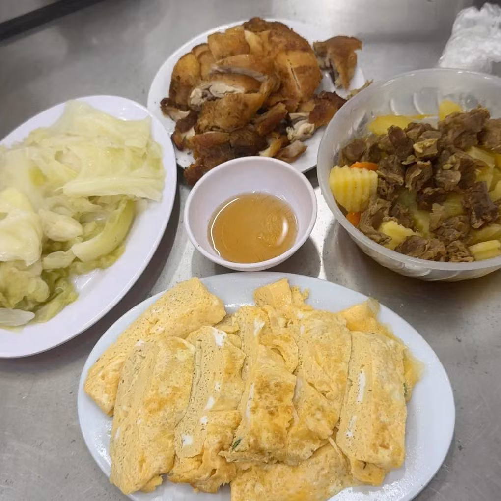 Mới đây, một bạn sinh viên đã đăng tải lên những mâm cơm hằng ngày của cô cùng với những người bạn chung tiểu đội của mình trong kì quân sự tại Việt Trì khiến nhiều người rất thích thú.