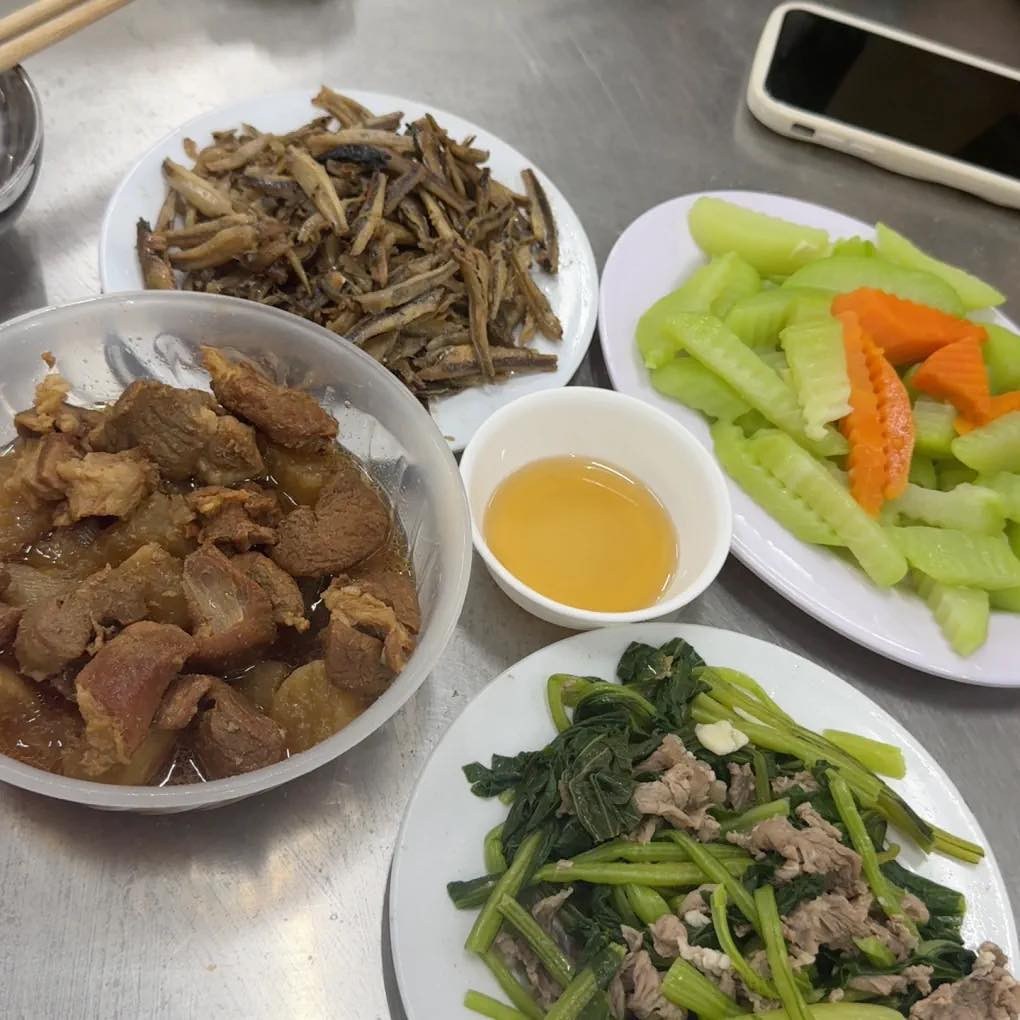 Nhiều người nhắc đến mâm cơm trong quân đội thường nghĩ đến sự giản đơn, nhanh gọn. Thế nhưng những mâm cơm được cô sinh viên đăng tải đều đầy ú ụ, đầy đủ dinh dưỡng.