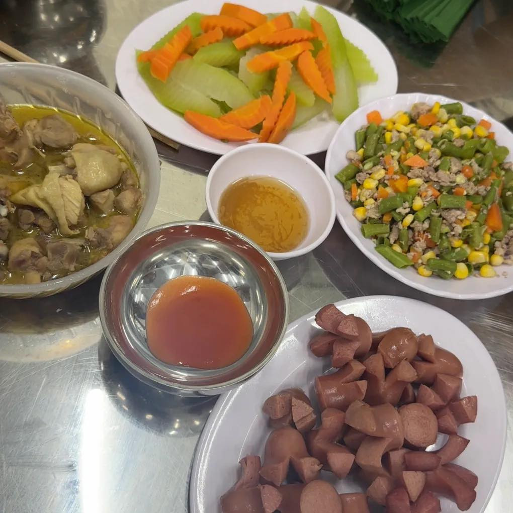 Mâm cơm đầy áp các món ăn ngon và chứa đựng sự tận tụy của những anh nuôi.