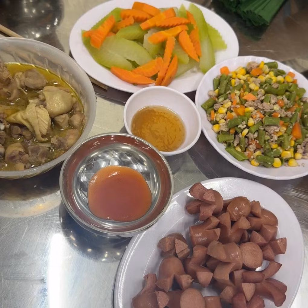 Mâm cơm đầy áp các món ăn ngon và chứa đựng sự tận tụy của những anh nuôi.