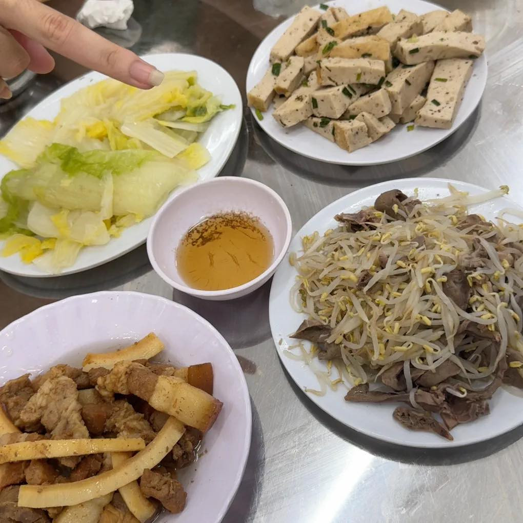 Đầy đủ rau, thịt,...