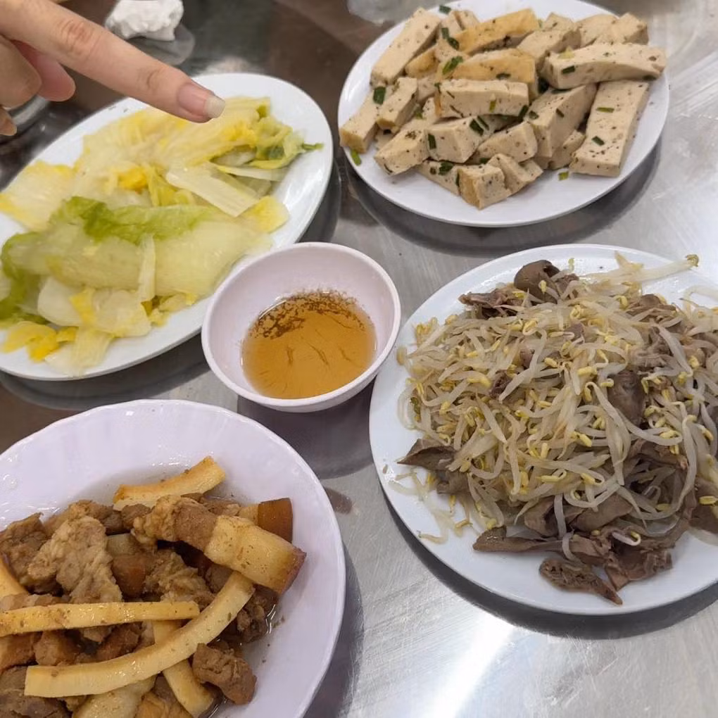 Đầy đủ rau, thịt,...