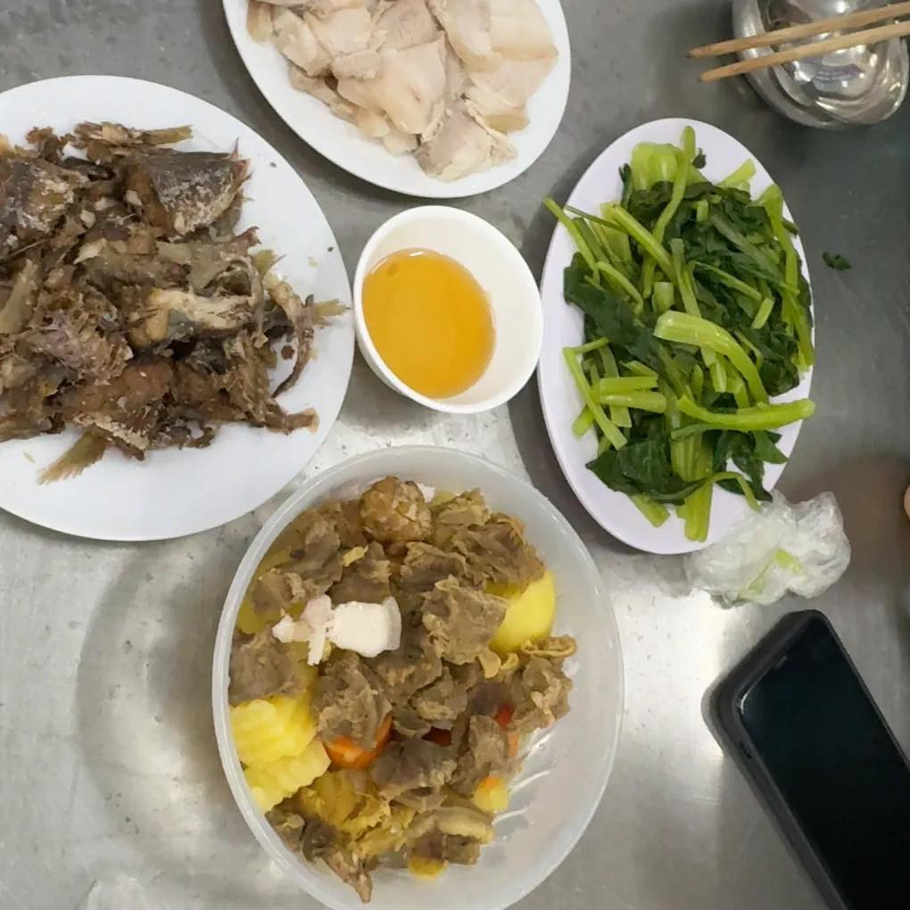 Nhiều người đã bình luận bày tỏ cảm xúc: "Ôi nhớ thời sinh viên quá, cực nhưng vui", "uầy ngon thế, thế này thì không xa nổi trại quân sự mất thôi".