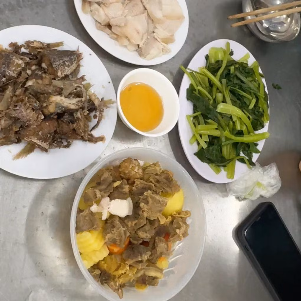 Nhiều người đã bình luận bày tỏ cảm xúc: "Ôi nhớ thời sinh viên quá, cực nhưng vui", "uầy ngon thế, thế này thì không xa nổi trại quân sự mất thôi".