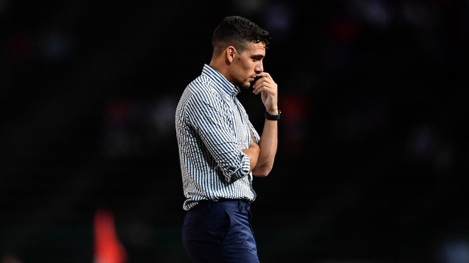 HLV trưởng của U22 Campuchia cao 1m80, sở hữu thân hình lý tưởng, khuôn mặt cực kỳ ưa nhìn và mái tóc xoăn vàng đúng chuẩn "soái Tây".