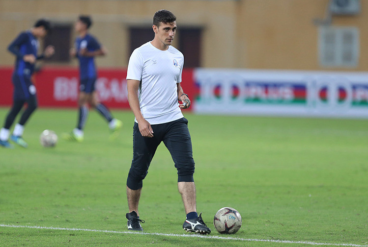 Vị HLV 31 tuổi khiến nhiều người liên tưởng tới những siêu sao bóng đá Châu Âu hay nam tài tử Hollywood nhờ vẻ ngoài điển trai, lãng tử.