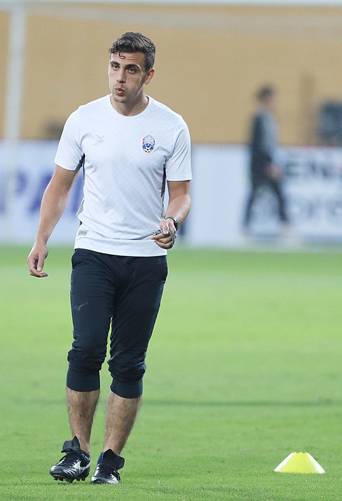 Vị HLV người Argentina nhận được nhiều lời khen của truyền thông nhờ tình cảm và những đóng góp đặc biệt giúp nền bóng đá Campuchia trở mình. Anh còn được đánh giá là vị HLV điềm tĩnh.