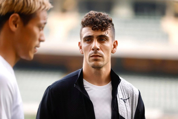 Trước khi đối đầu với tuyển U22 Việt Nam thì các cầu thủ Campuchia đúng là đã làm nên lịch sử cho bóng đá nước này khi lần đầu tiên lọt vào bán kết khu vực. Bên cạnh đó, nhan sắc như tài tử của HLV Felix Dalmas cũng là chủ đề được truyền thông Đông Nam Á quan tâm.