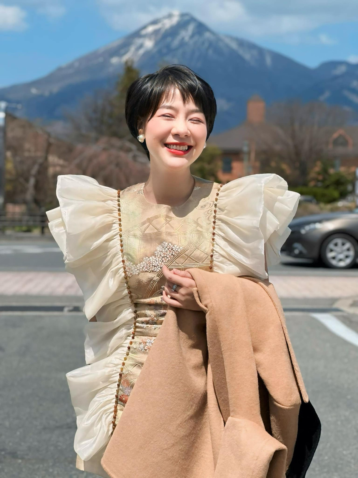 Nữ diễn viên sở hữu nhan sắc xinh đẹp với mái tóc tém ấn tượng.