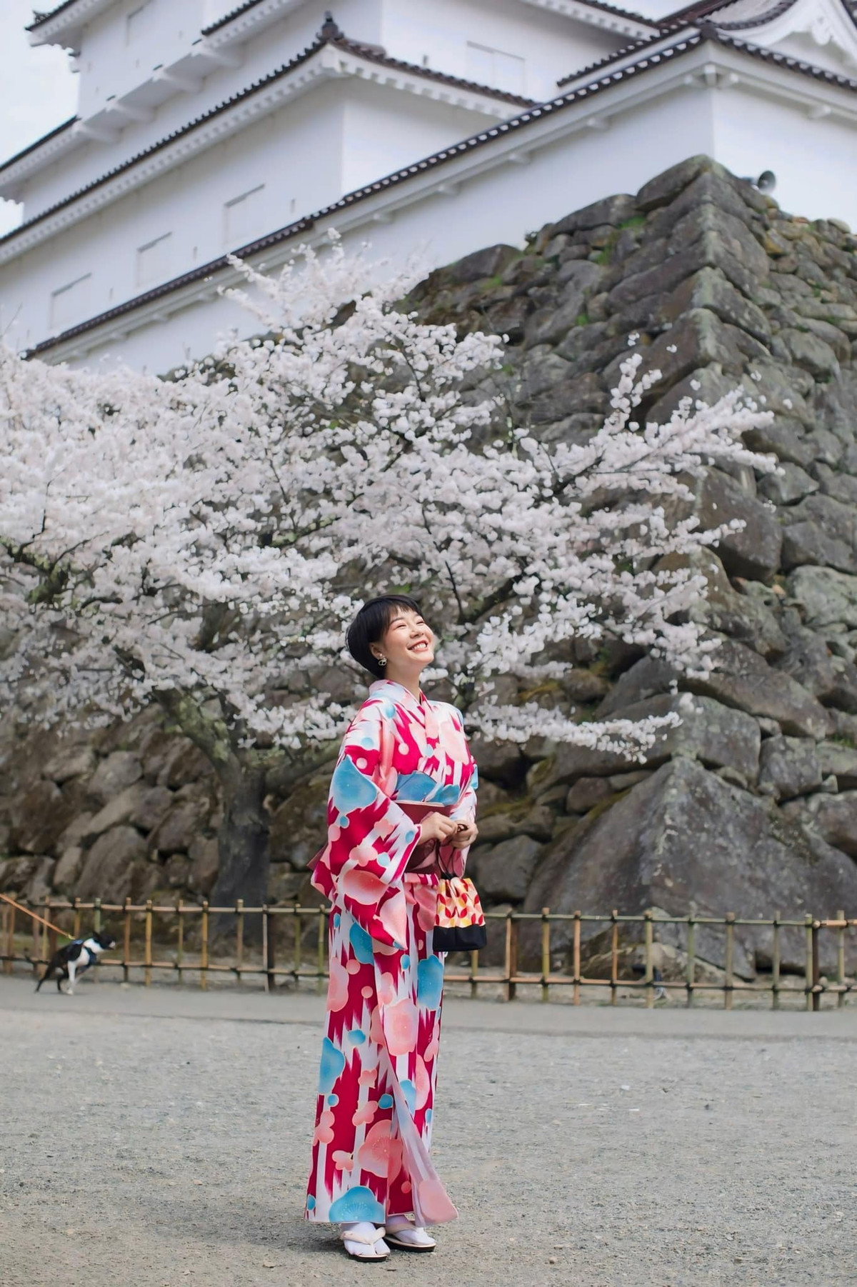 Cô nàng từng tốt nghiệp thủ khoa trường Đại học sân khấu điện ảnh và từng thành công với một vài vai diễn như Liên Ẳng trong phim tuổi teen "Sát thủ online", vai Phương trong phim "Khi người đàn ông góa vợ bật khóc",...