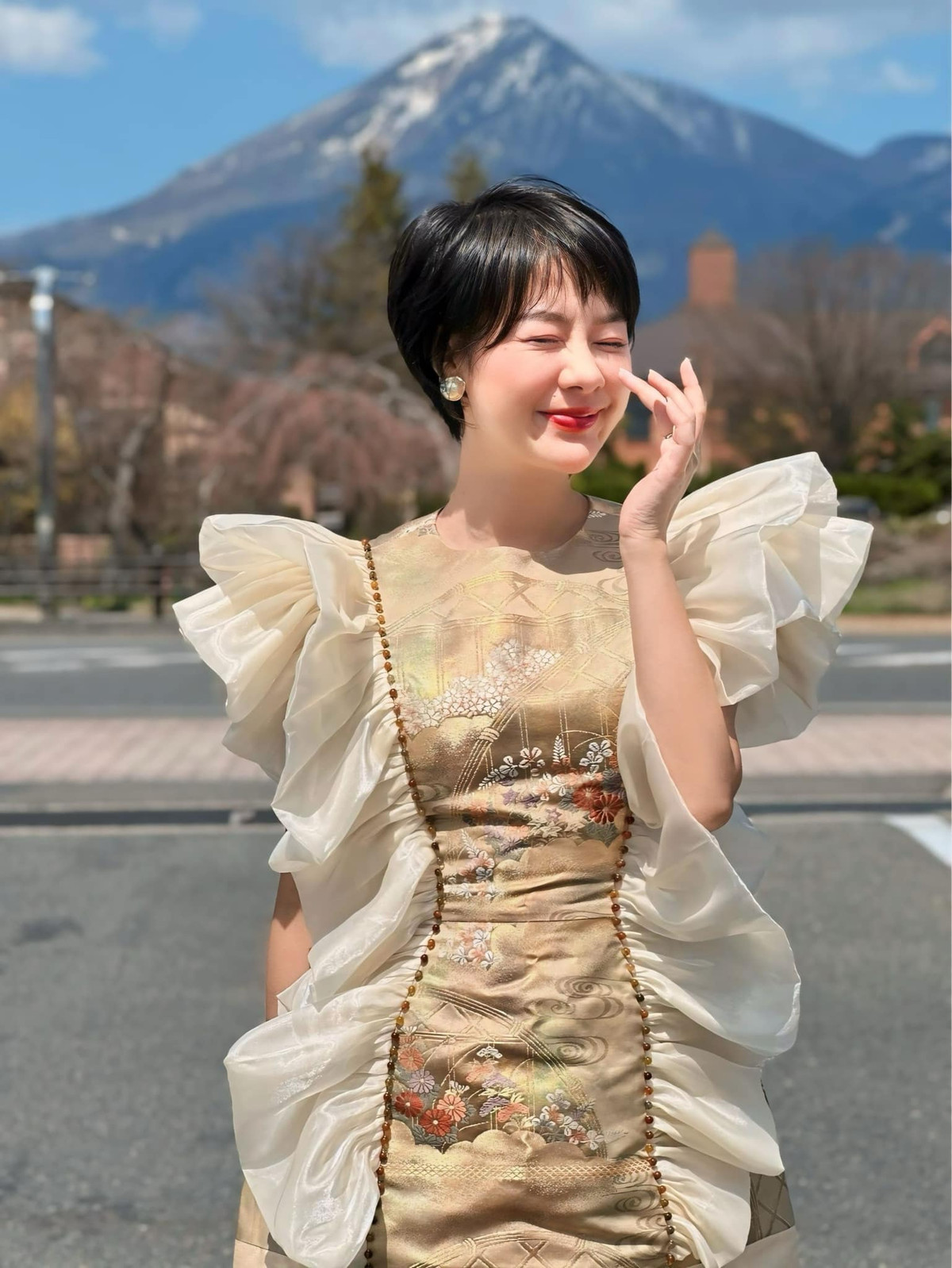 Không chỉ có năng khiếu trong lĩnh vực diễn xuất và ca hát, Kim Ngọc hiện còn là CEO của công ty mỹ phẩm do chính cô thành lập.