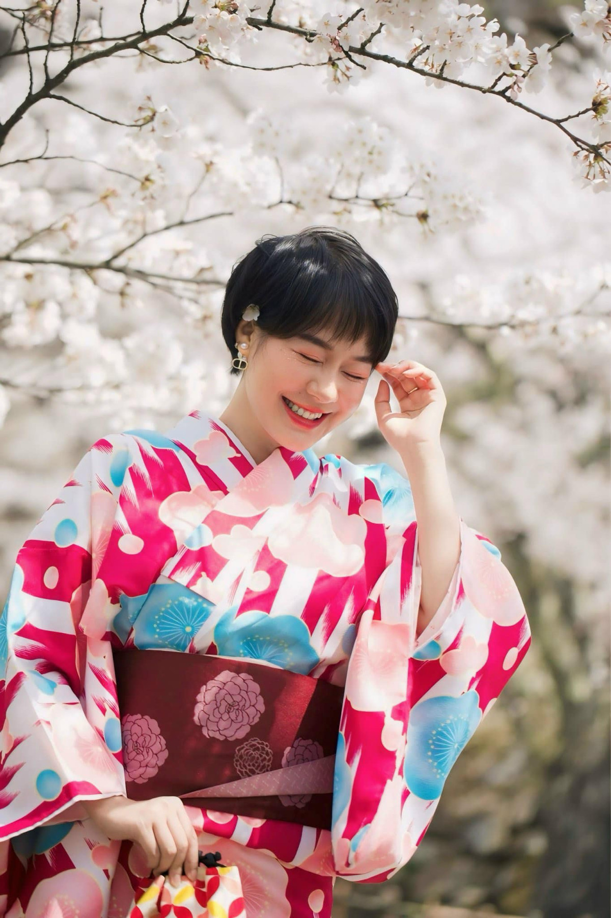 Xuất hiện trong bộ phim "Về nhà đi con" với vai diễn Uyên, vợ của Thành (người yêu cũ Thu Huệ), Hoàng Kim Ngọc vô tình trở thành người phụ nữ được khán giả ngưỡng mộ vì cô là một người phụ nữ không chỉ xinh đẹp, cá tính mà còn vô cùng giỏi giang, độc lập, quyết đoán.