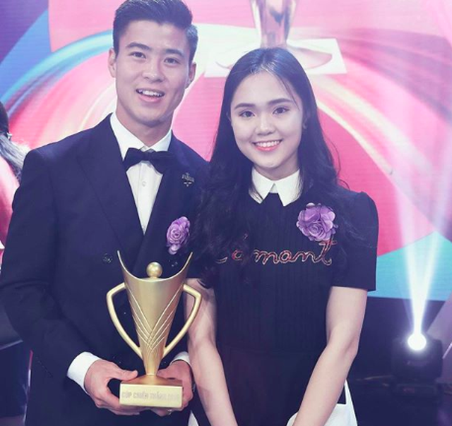 Duy Mạnh và Quỳnh Anh gặp nhau lần đầu tiên vào năm 2015 trong bữa tiệc "chào đón Man City". Từ lần đầu gặp gỡ, nam cầu thủ đã trúng ngay "tiếng sét ái tình" bởi vẻ ngoài xinh đẹp, dịu dàng của Quỳnh Anh.