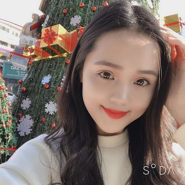 Quỳnh Anh (SN 1996), vợ sắp cưới Duy Mạnh có gia thế không phải dạng vừa. Cô nàng là em vợ của cầu thủ Văn Quyết và là ái nữ thứ 2 của ông Nguyễn Giang Đông - cựu chủ tịch CLB Sài Gòn FC. Cô từng là sinh viên khoa Luật quốc tế của Học viện Ngoại giao.