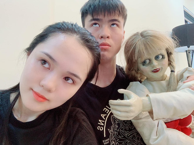 Bản thân Quỳnh Anh cũng cho biết khá ấn tượng với Duy Mạnh bởi hành động nhường ghế, ngoại hình trắng trẻo, đẹp trai của nam cầu thủ. Sau 1 năm tìm hiểu, cặp đôi mới chính thức hẹn hò.