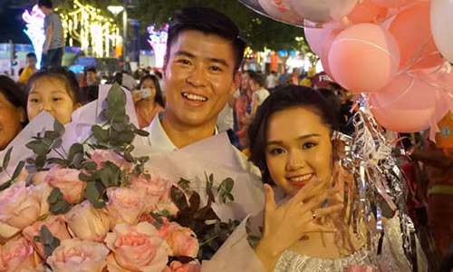 Ngày đầu tiên của năm mới 2020, Duy Mạnh cầu hôn bạn gái tại phố đi bộ Nguyễn Huệ, TP HCM và nhận được cái gật đầu đồng ý. Vậy là sau nhiều năm gắn bó, cả hai cũng đi đến một cái kết đẹp.