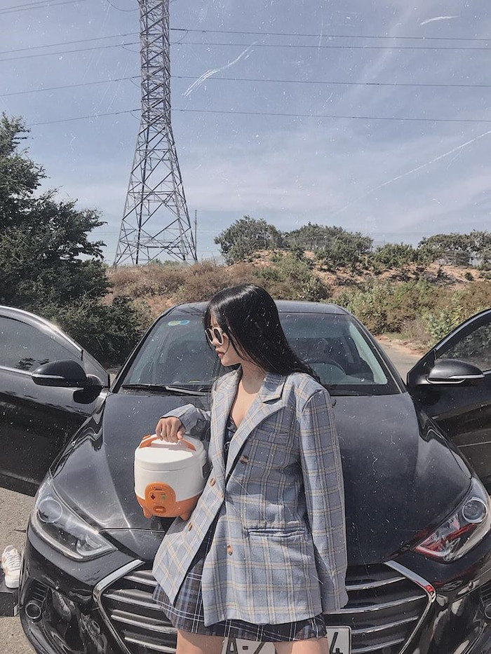 Trên trang cá nhân, Kim Yến cũng khá năng động với những bộ quần áo hợp “trend” với giới trẻ.