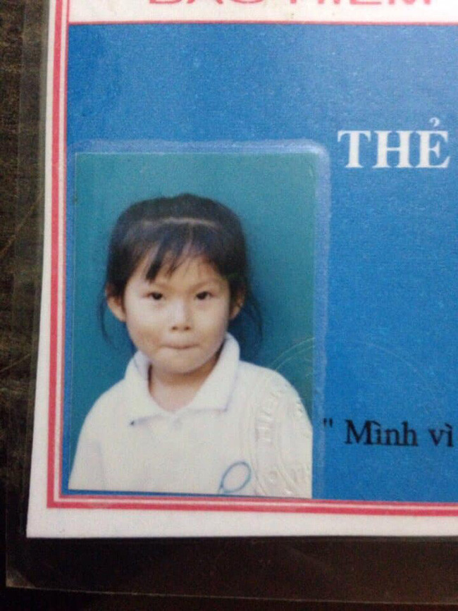 Cô bé này dường như lần đầu được chụp ảnh thẻ nên còn chút ngại ngùng. Thế nhưng bức ảnh cũng nhận được lời khen của cộng đồng mạng bởi cô bé sở hữu ngoại hình dễ thương và có vẻ là bình thường nhất trong series ảnh thẻ thời oanh liệt.