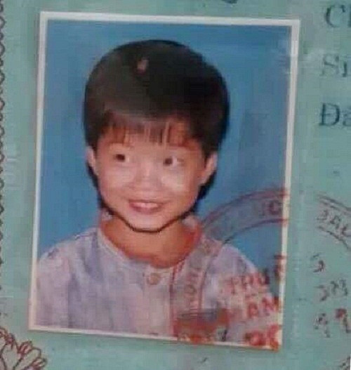 Nụ cười "hoa hậu thân thiện" của cậu bé này khiến người xem chết cười. "Gương mặt có năng khiếu đi đóng phim hài đây mà. Bạn có thể thử sức tham gia chương trình "Thách thức danh hài" chắc chắn sẽ đoạt giải cao" - Một người dùng mạng xã hội hài hước bình luận.