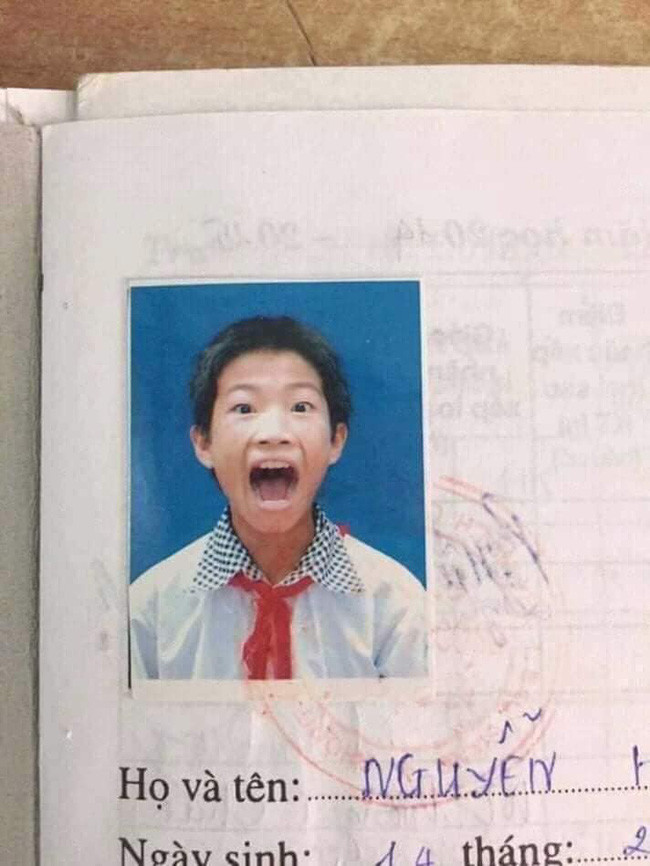 Không biết muốn doạ giáo viên hay quảng cáo nước súc miệng mà cậu bạn này tạo dáng hết hồn như vậy.