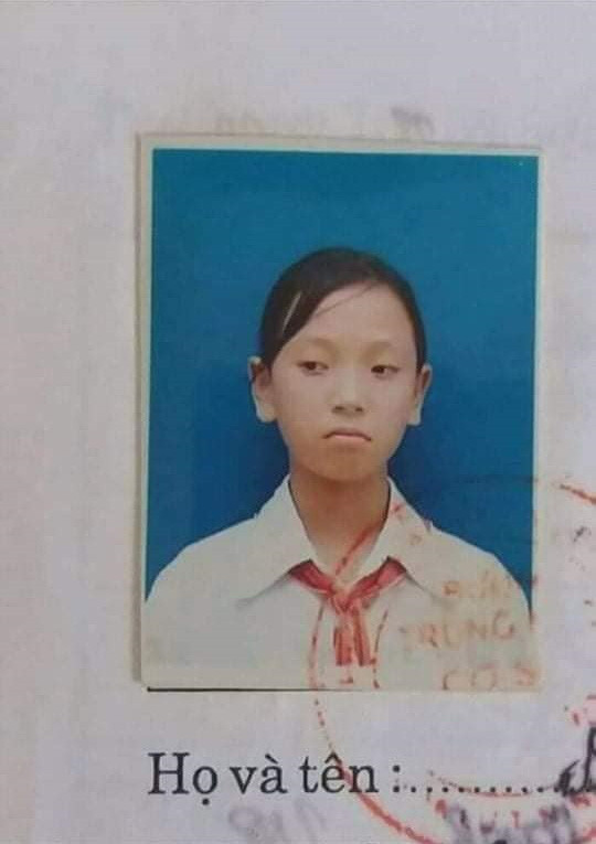 Cô bé này dường như đang rất không hài lòng với thợ chụp ảnh thẻ đến nỗi hờn dỗi nhìn đi chỗ khác chứ nhất định không chịu nhìn vào ống kính.