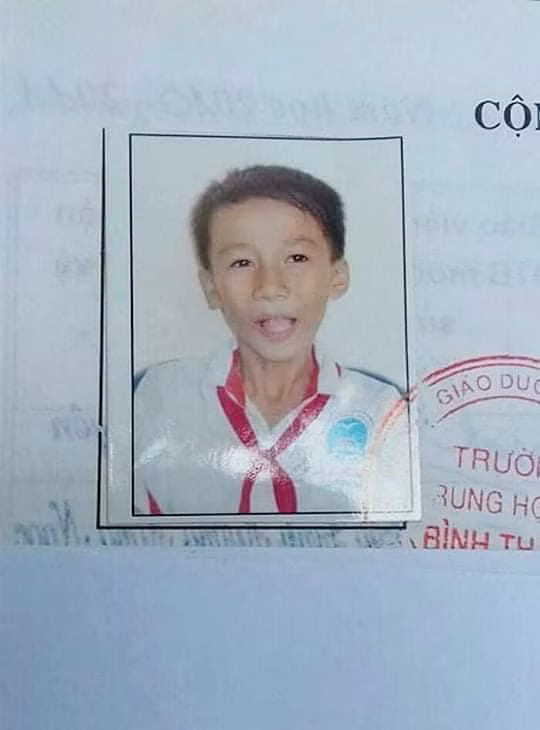 Khi bạn là diễn viên hài nhưng bị bắt đi chụp ảnh thẻ thì cũng phải "tạo nét" cho tấm ảnh thật đặc biệt mới được.