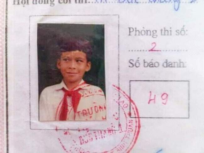 Tấm ảnh thẻ của cậu học sinh này hoàn toàn có thể chế thành meme nhờ biểu cám không thể hài hước hơn. Chắc có lẽ đang chụp ảnh thẻ thì phát hiện thứ gì đó đáng khinh bỉnh bên ngoài đây mà.