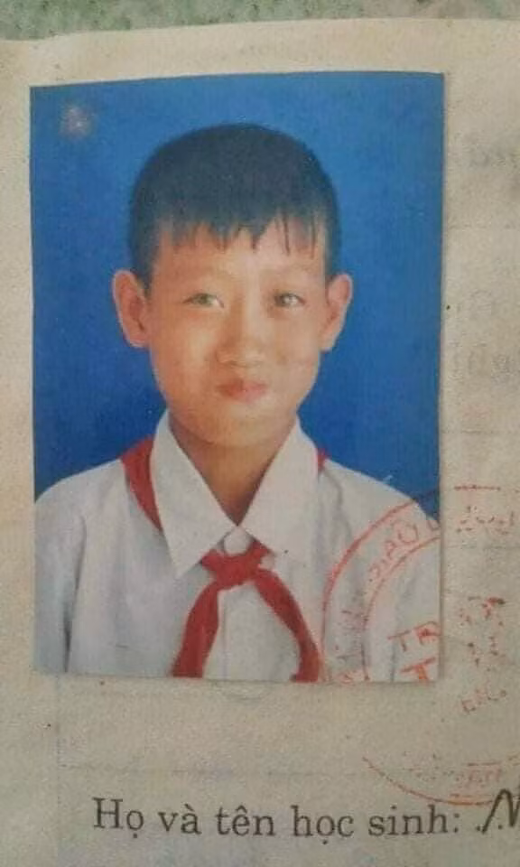 Thế nhưng thời học sinh tinh nghịch, chụp ảnh thẻ là cơ hội cực kỳ hiếm có, ai cũng muốn sở hữu những bức hình hài hước và đặc biệt. Chính bởi thế giờ ta mới có những bức ảnh chứa đầy kỷ niệm.