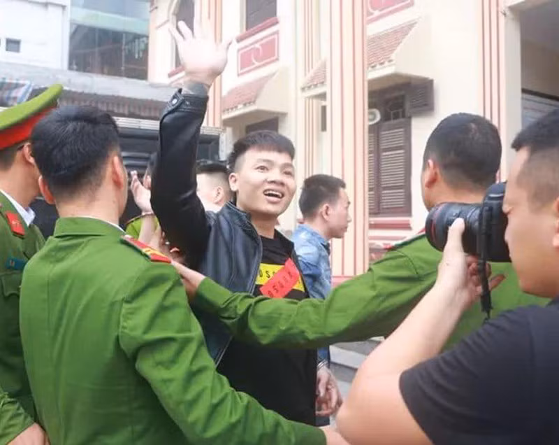 Sáng 13/11, TAND thị xã Từ Sơn (Bắc Ninh) đưa ra xét xử bị cáo Ngô Bá Khá (tức Khá Bảnh, 26 tuổi) cùng 5 đồng bọn về tội "Đánh bạc" và "Tổ chức đánh bạc". Ngay sau khi vừa xuống khỏi xe thùng, Khá Bảnh đã cười tươi, vẫy tay về phía đám người đứng bên ngoài toà án.