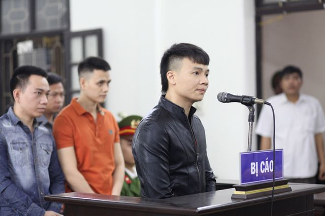 Với những tội danh của mình, giang hồ mạng Khá Bảnh bị tuyên phạt tổng cộng 10 năm 6 tháng tù và xử phạt 30 triệu đồng.