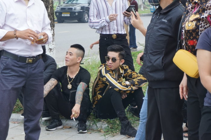 Trong thời gian xét xử Ngô Bá Khá, phía bên ngoài toà án tập trung rất nhiều giang hồ và người tới xem.