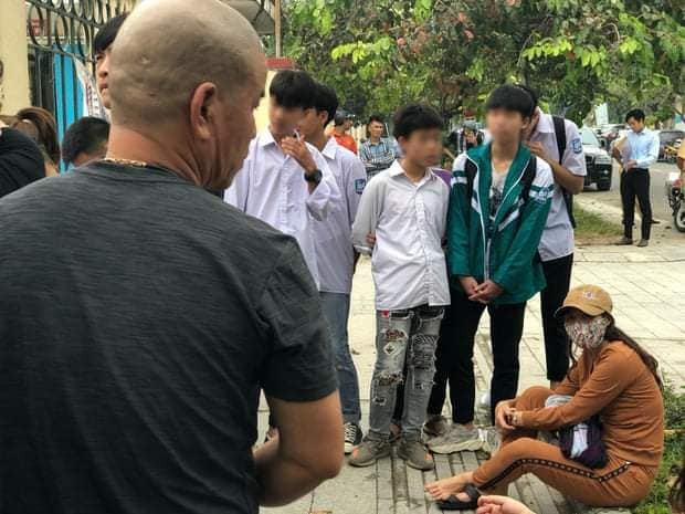 Mặc dù là hiện tượng mạng gây ảnh hưởng xấu nhưng rất nhiều người tò mò tới xem, đặc biệt là có rất đông các học sinh cấp 2, cấp 3 tụ tập bên ngoài toà án để chờ Khá Bảnh.