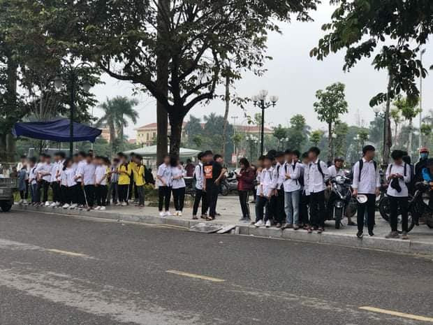 Trong thời gian Khá Bảnh đang trong phiên toà, nhiều học sinh vẫn còn mặc đồng phục không chịu đến trường mà xếp hàng dài chờ đợi kết cục của "thần tượng".