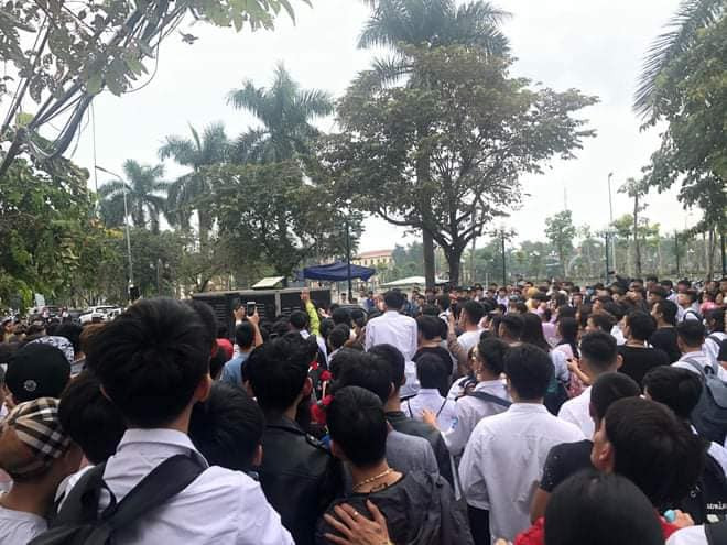 Đám đông nhốn nháo, liên tục hò hét, chụp ảnh Khá Bảnh và các đồng phạm. Có thể nói, Khá Bảnh hầu toà nhưng không khác nào idol Hàn Quốc được báo chí và người hâm mộ săn đón.