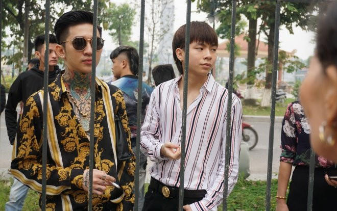 Nhiều cái tên nổi tiếng trên mạng xã hội túc trực bên ngoài để sẵn sàng livestream, cập nhật tình hình liên tục.