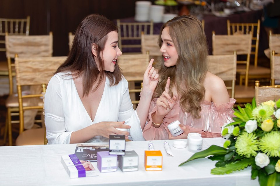 Gần đây trong một sự kiện ra mắt sản phẩm, cặp bạn thân hot girl 2K2 đã xuất hiện vô cùng nổi bật và nhận được sự quan tâm từ phía CĐM.