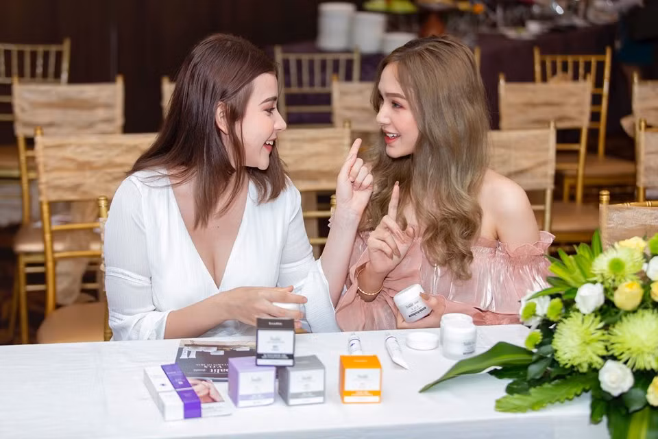 Gần đây trong một sự kiện ra mắt sản phẩm, cặp bạn thân hot girl 2K2 đã xuất hiện vô cùng nổi bật và nhận được sự quan tâm từ phía CĐM.